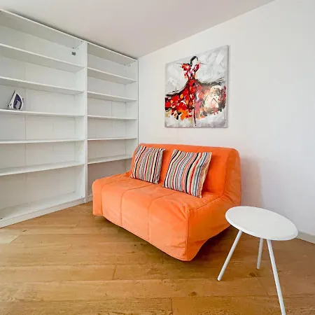 Seventh Apartment *